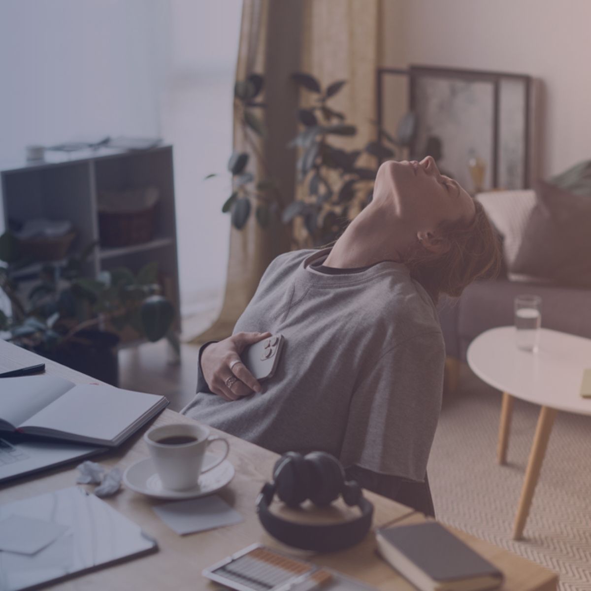 Foto von einer Frau, die sich gestresst und überfordert fühlt